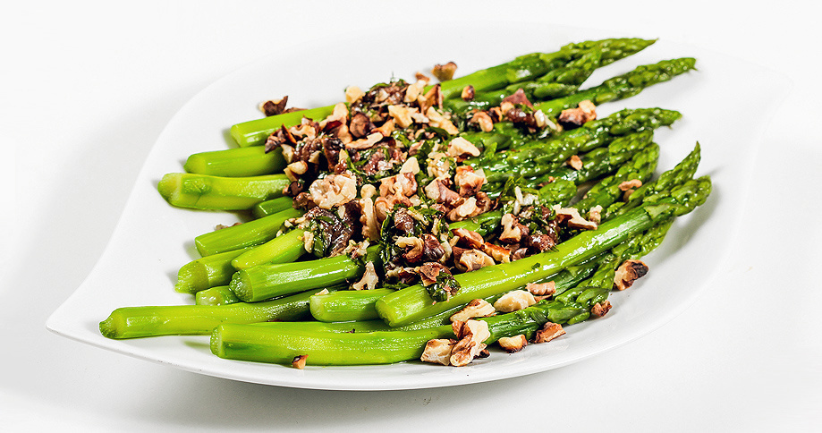 Spargel mit Nuss-Gremolata und Pödör Walnussöl