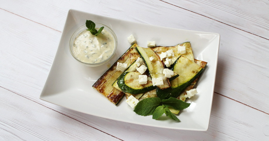 Gegrillte Zucchini mit Minz-Dip