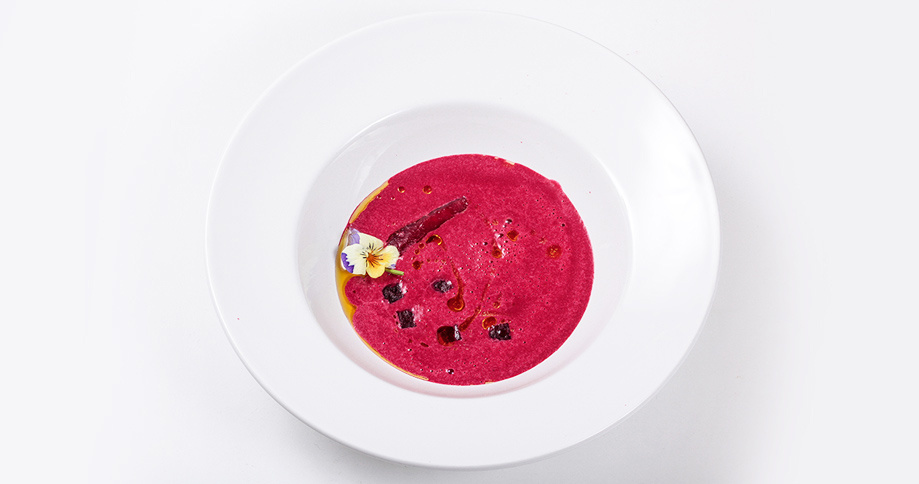 Rote Beete-Cremesuppe mit Pödör Pistazienöl