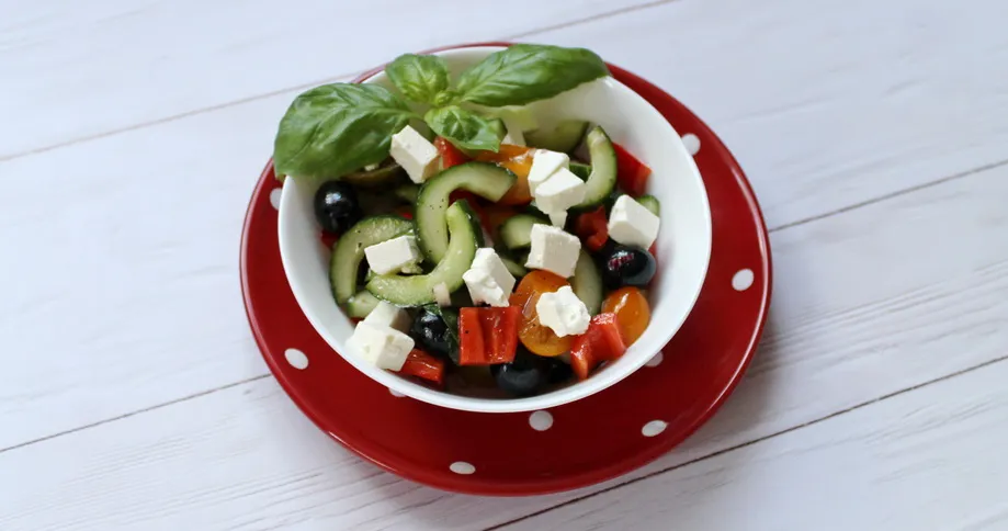 Griechischer Salat mit Leindotteröl