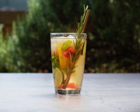 Erfrischende Wassermelonen-Rosmarin-Limonade mit Apfelmost Essig