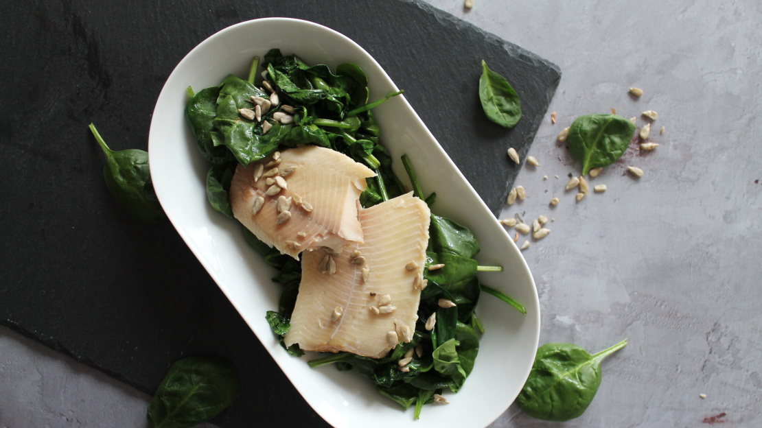 Lauwarmer Spinatsalat mit geräucherter Forelle