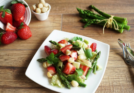 Spargelsalat mit Erdbeeren und Macadamia-Nüssen