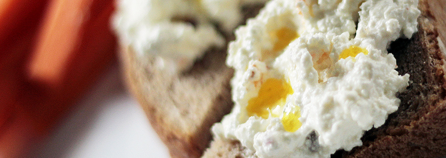 Gesunder Hüttenkäse-Brotaufstrich mit Pödör Leinöl