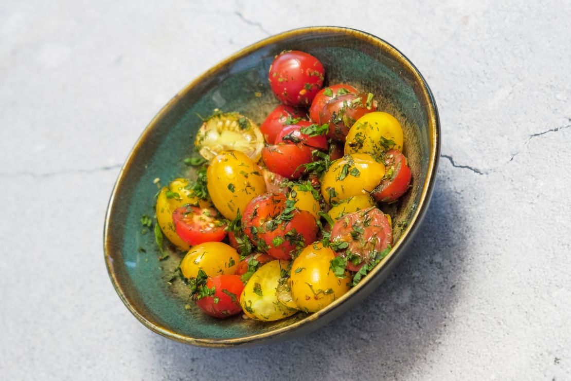 Omega-3-reicher bunter Tomatensalat mit Kürbiskernöl und Leinöl