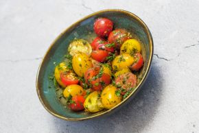 Omega-3-reicher bunter Tomatensalat mit Kürbiskernöl und Leinöl