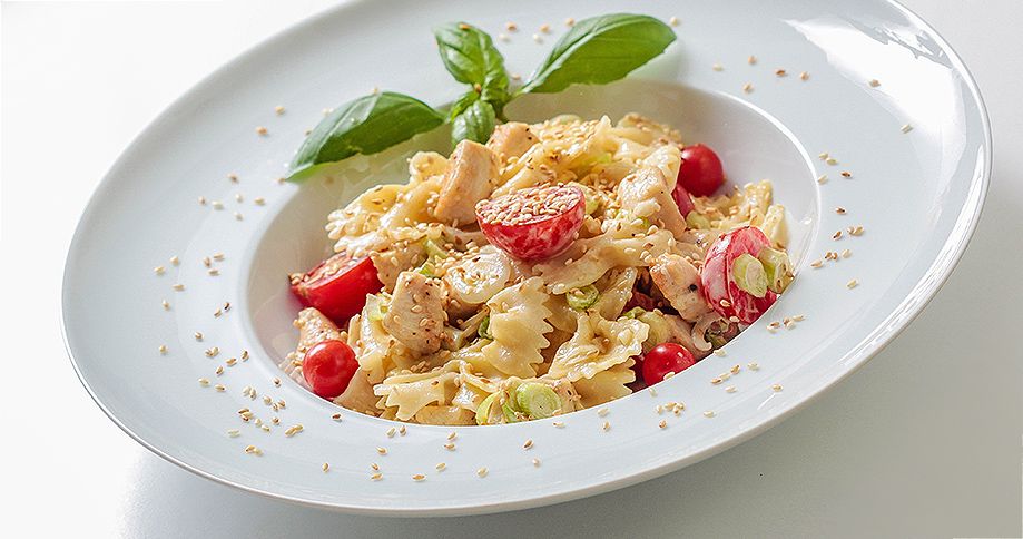 Hühner-Nudelsalat mit hausgemachter Mayonnaise aus Pödör Bio Sesam- und Bio Leinöl