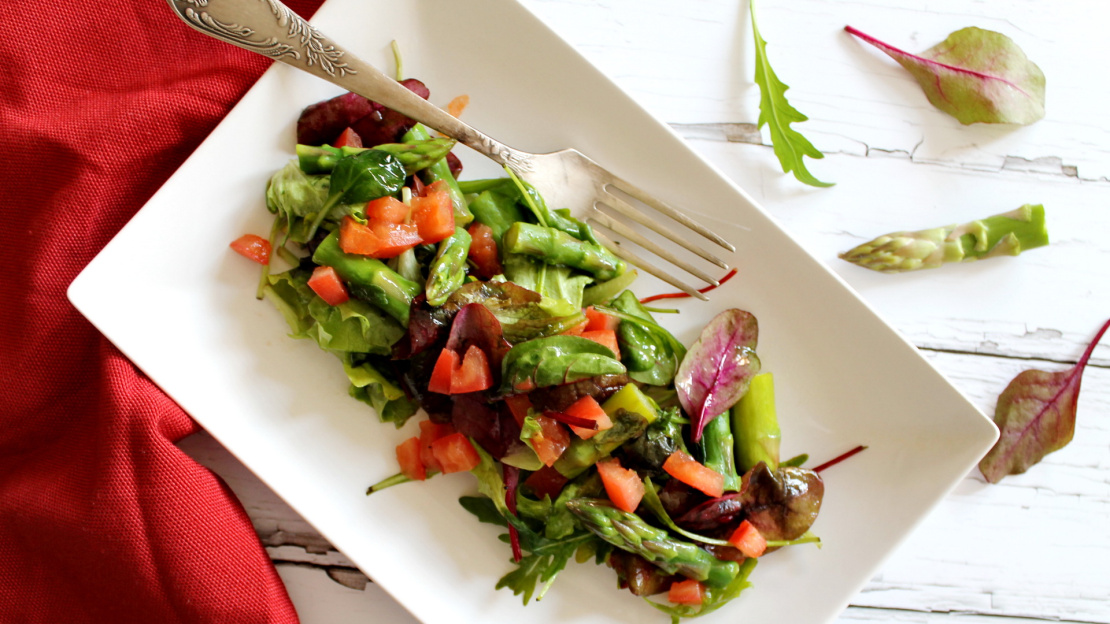 Lauwarmen Spargelsalat mit Tomaten