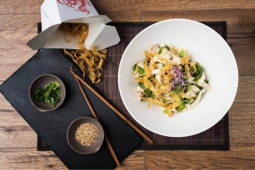 Chinesischer Hähnchensalat mit knusprigen Wan Tan Streifen