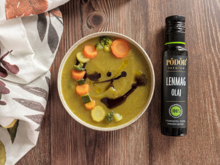 Cremige Gemüsesuppe mit Leinöl und Kürbiskernöl