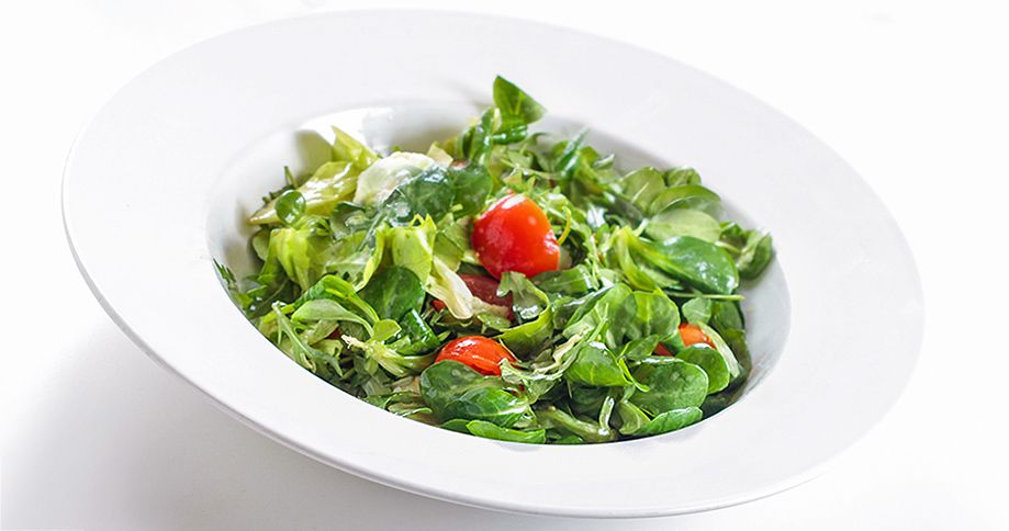 Salat mit Pödör Haselnussöl und Pödör Aprikosenessig