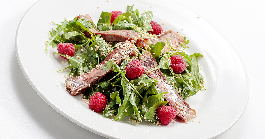 Salat mit Rindersteak, Pödör Himbeerbalsamico, Pödör Bio Arganöl und Pödör Bio Chiaöl