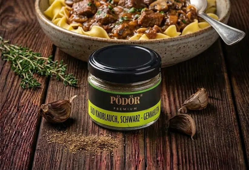 Pödör Bio Gewürz im Glas neben einem Pastagericht.